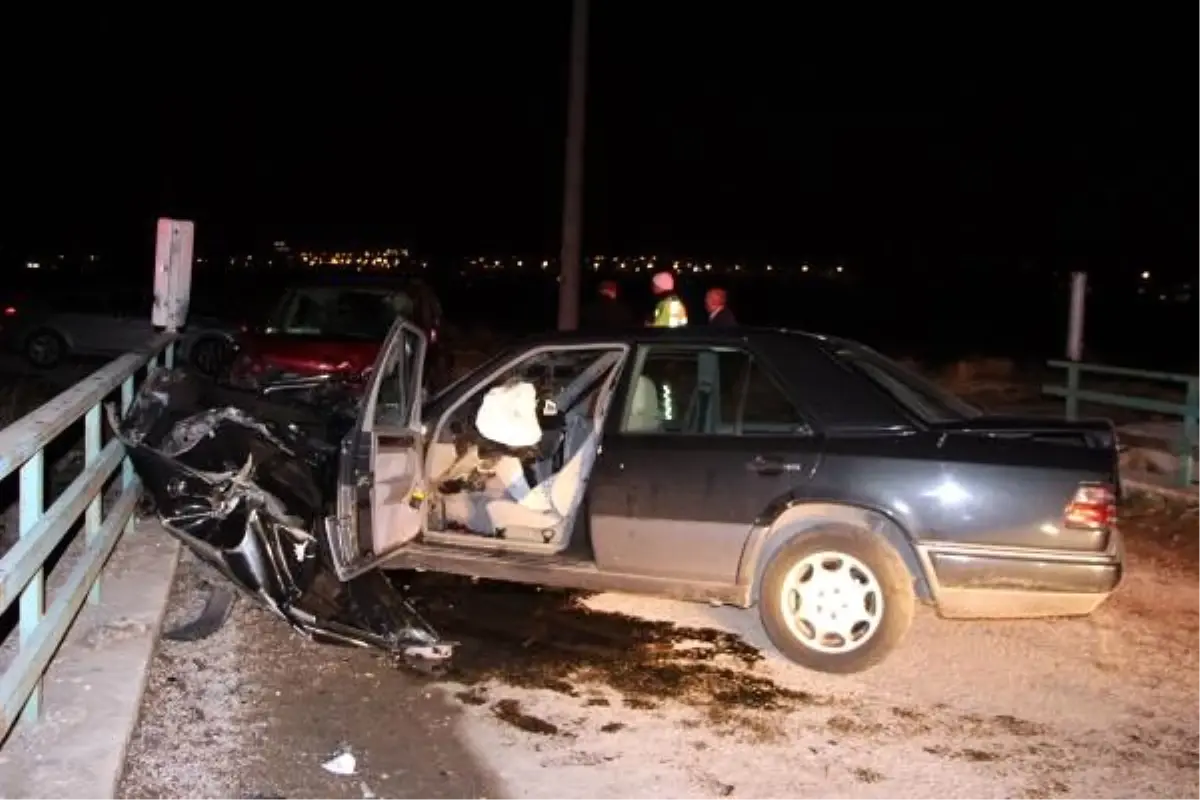 Otomobille cip köprüde çarpıştı: 4 yaralı