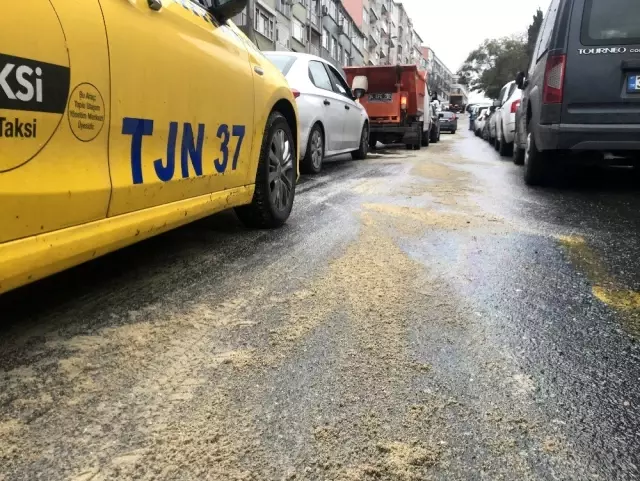 (Özel) Fatih'te yola dökülen mazot nedeniyle sürücüler zor anlar yaşadı