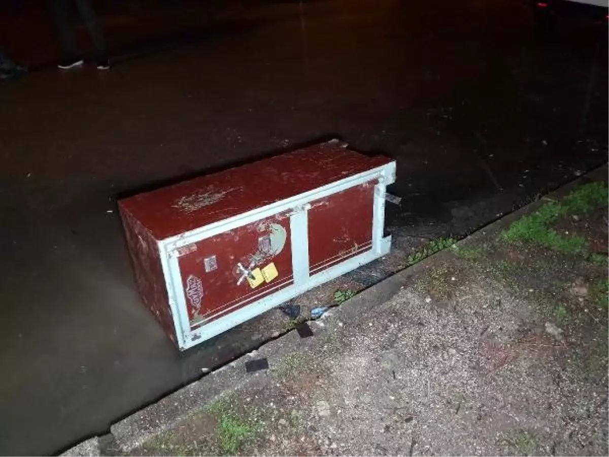 Polisi görünce, çaldıkları 150 kiloluk para kasasını bırakıp, kaçtılar