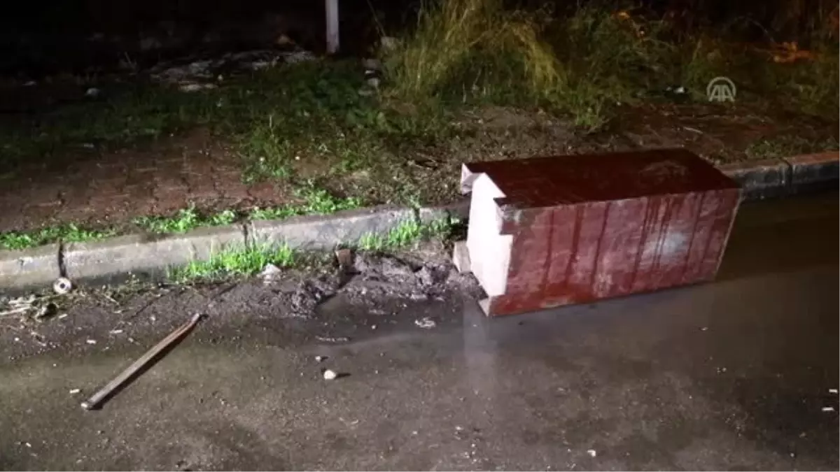 Polisi görünce çaldıkları para kasasını atıp kaçtılar