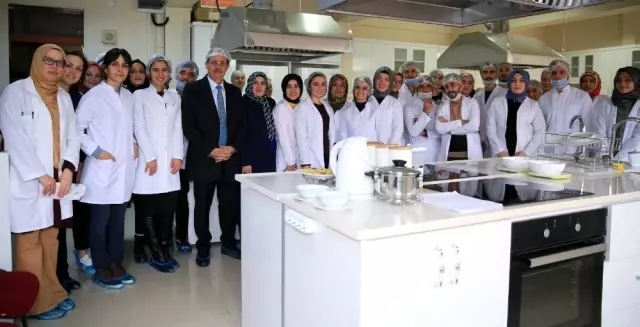 Rektör Coşkun öğrencilerle birlikte derse girdi