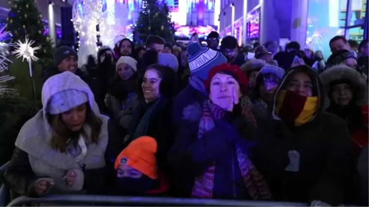 Rockefeller Center'a konulan Noel ağacı törenle 87'inci kez ışıklandırıldı - NEW