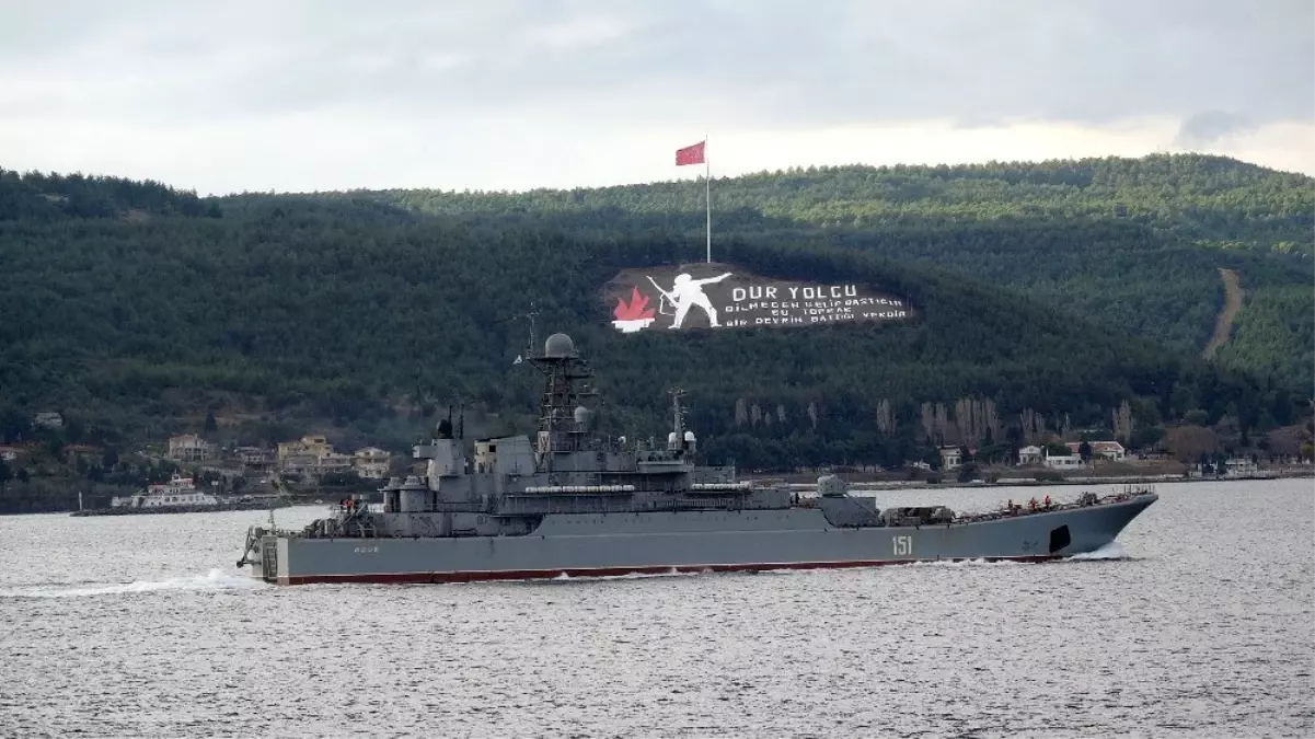 Rus savaş gemisi 'Azov' Çanakkale Boğazı'ndan geçti