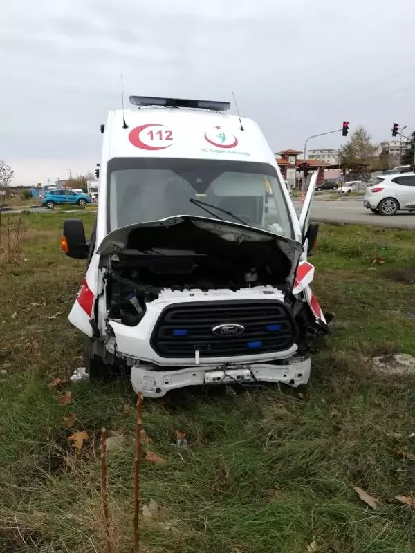 Silivri'de hasta taşıyan ambulansla otomobil çarpıştı