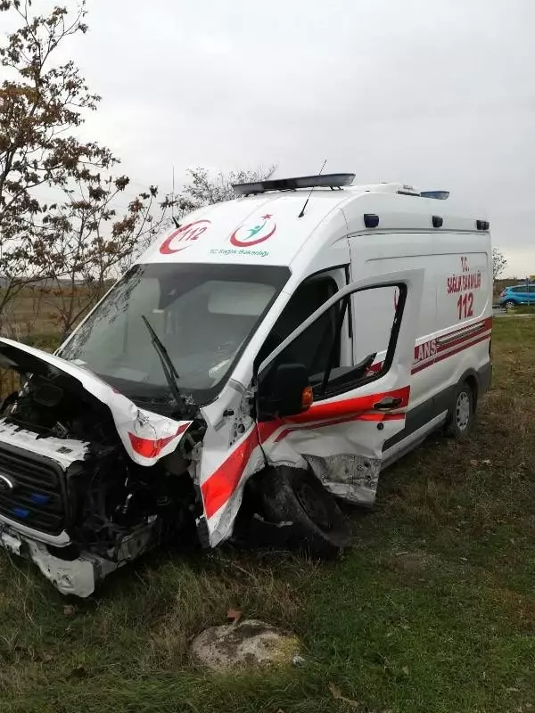 Silivri'de hasta taşıyan ambulansla otomobil çarpıştı