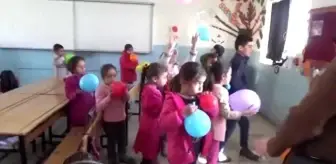 Seçil Özkan: Üniversite öğrencileri kırtasiye malzemeleriyle çocukların yüzünü güldürüyor Seçil Özkan: Üniversite öğrencileri kırtasiye malzemeleriyle çocukların yüzünü güldürüyor