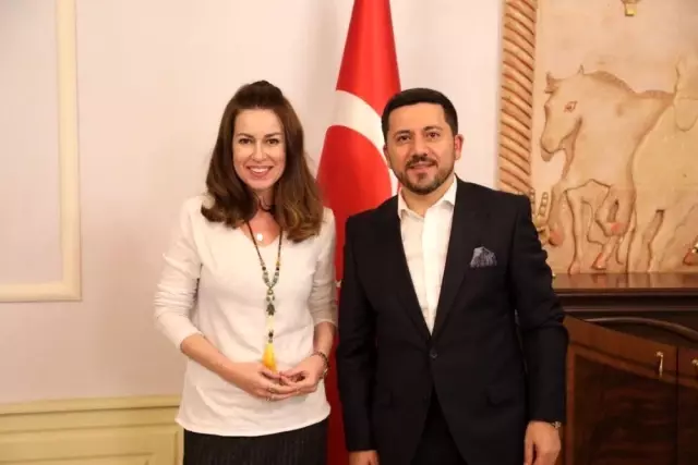 Ünlü oyuncu İpek Tuzcuoğlu, Belediye Başkanı Arı'yı ziyaret etti Ünlü oyuncu İpek Tuzcuoğlu, Belediye Başkanı Arı'yı ziyaret etti