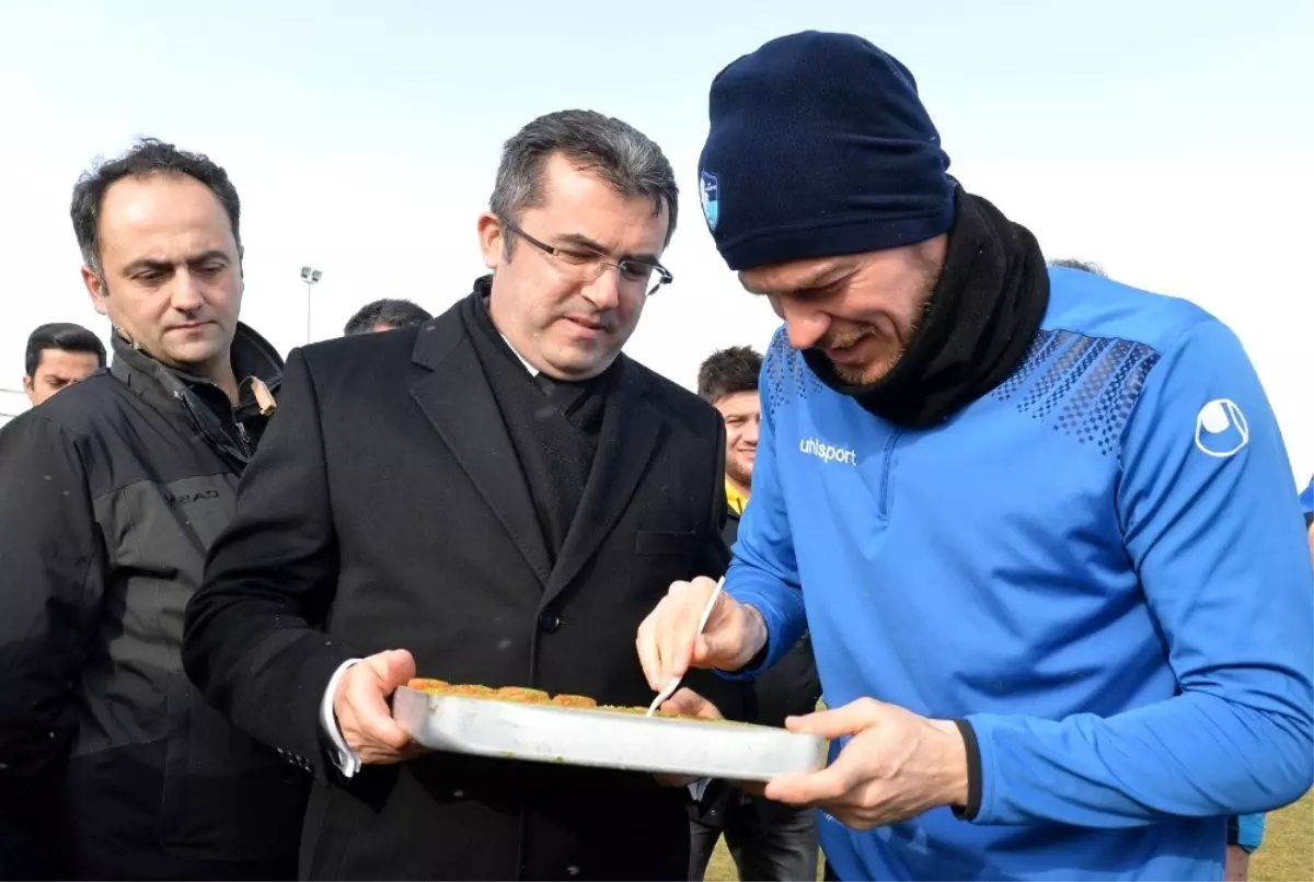 Vali Memiş'ten BB Erzurumspor'a tatlı ziyaret