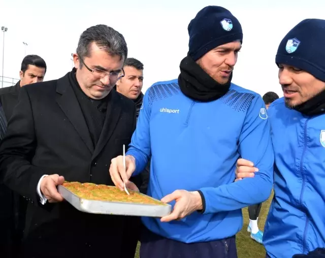Vali Memiş'ten BB Erzurumspor'a tatlı ziyaret Vali Memiş'ten BB Erzurumspor'a tatlı ziyaret