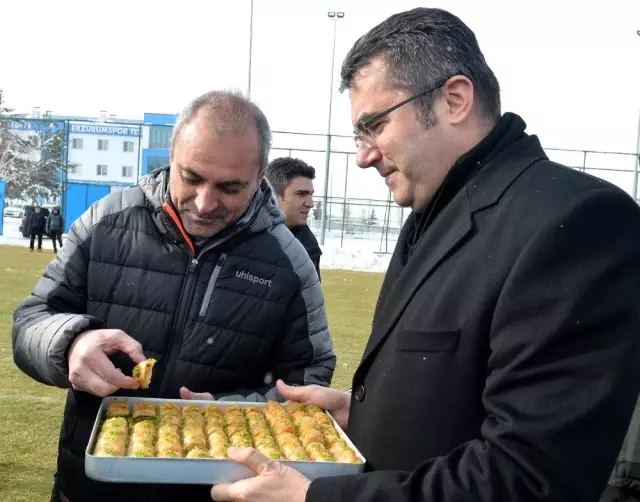 Vali Memiş'ten BB Erzurumspor'a tatlı ziyaret Vali Memiş'ten BB Erzurumspor'a tatlı ziyaret