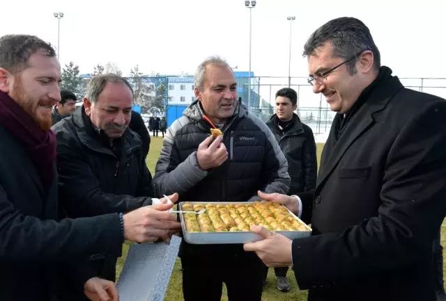 Vali Memiş'ten BB Erzurumspor'a tatlı ziyaret Vali Memiş'ten BB Erzurumspor'a tatlı ziyaret