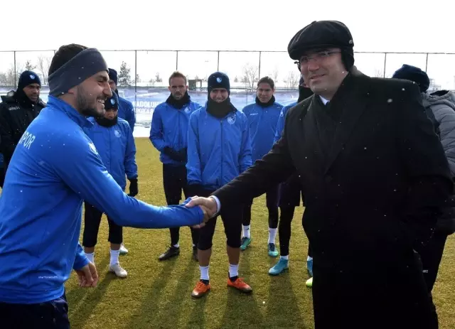 Vali Memiş'ten BB Erzurumspor'a tatlı ziyaret Vali Memiş'ten BB Erzurumspor'a tatlı ziyaret