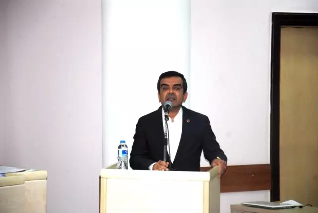Vursavuş'tan kaldırım eleştirisi Vursavuş'tan kaldırım eleştirisi