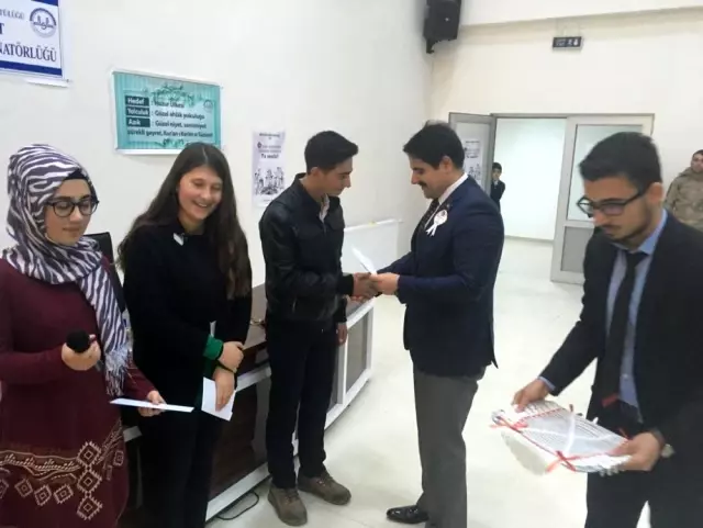 Yarışmada dereceye girenlere ödül verildi Yarışmada dereceye girenlere ödül verildi