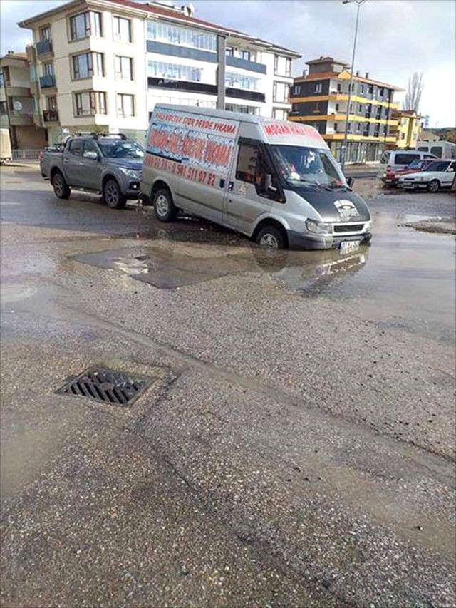 Yoldaki su dolu çukur kazaya neden oldu Haberler
