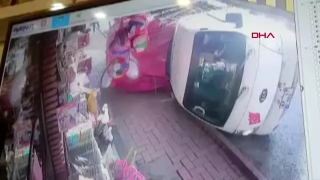 Zonguldak kamyonetin aşırı yük nedeniyle devrilmesi güvenlik kamerasına yansıdı