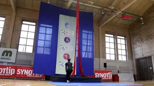 8 metreden düşen rus kadın jimnastikçi bir daha yürüyemeyebilir 8 metreden düşen rus kadın jimnastikçi bir daha yürüyemeyebilir