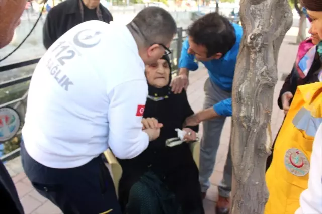 Adana'da otomobilin çarptığı yaşlı kadın yaralandı Adana'da otomobilin çarptığı yaşlı kadın yaralandı