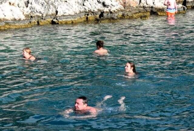 Antalya'da yazdan kalma günler devam ediyor! Turistler tekne turu yaptı