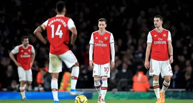 Arsenal sahasında Brighton&Hove Albion'a 2-1 mağlup oldu