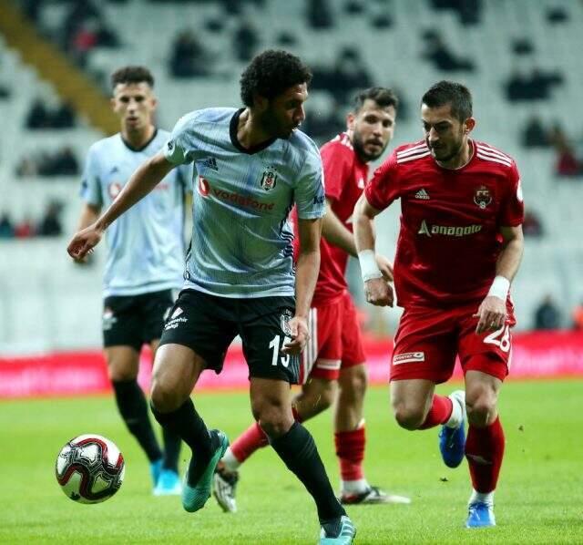 Beşiktaş'ın yıldızı Elneny, Cuma namazı çıkışı Bakara Suresi'ni okudu!