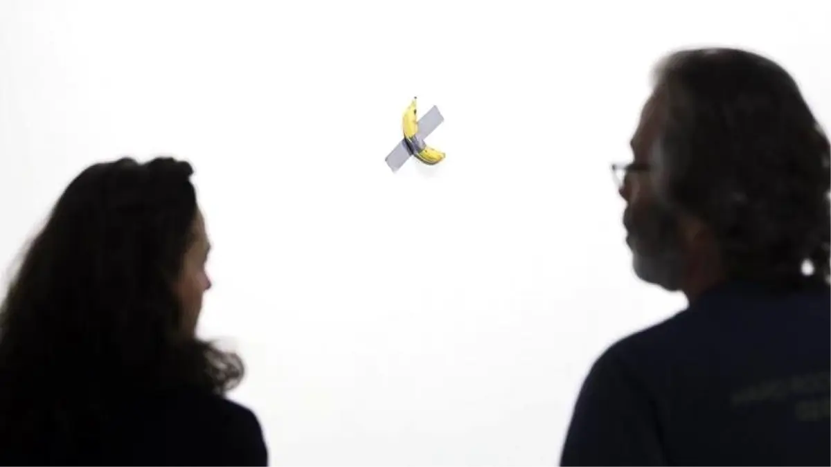 Duvara bantlanmış muz 120 bin dolara satıldı