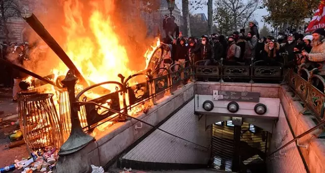 Fransa'daki emeklilik reformu protestoları hayatı felç etti! 1,5 milyon kişi sokağa indi