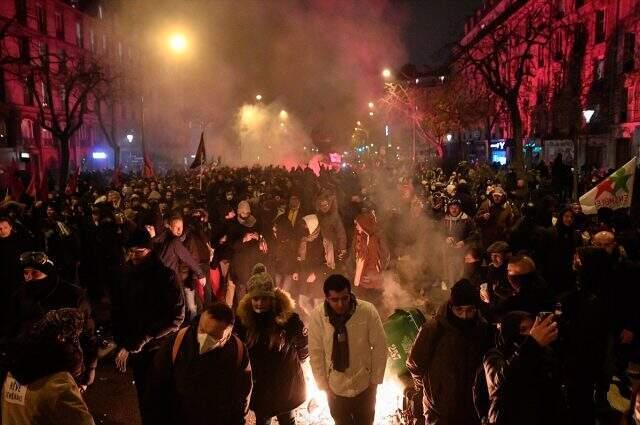 Fransa'daki emeklilik reformu protestoları hayatı felç etti! 1,5 milyon kişi sokağa indi