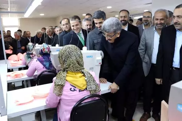 Gevaş'ta 300 kişinin istihdam edildiği fabrika törenle açıldı Gevaş'ta 300 kişinin istihdam edildiği fabrika törenle açıldı