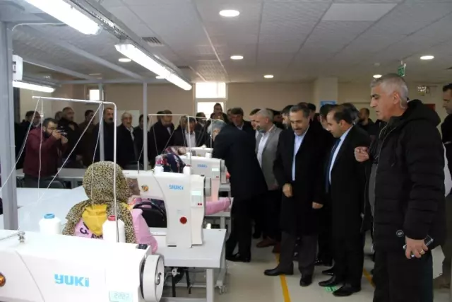 Gevaş'ta 300 kişinin istihdam edildiği fabrika törenle açıldı Gevaş'ta 300 kişinin istihdam edildiği fabrika törenle açıldı