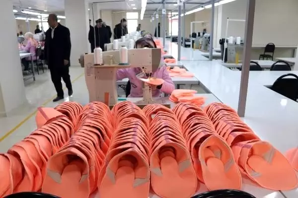 Gevaş'ta 300 kişinin istihdam edildiği fabrika törenle açıldı Gevaş'ta 300 kişinin istihdam edildiği fabrika törenle açıldı