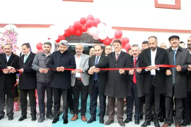 Gevaş'ta 300 kişinin istihdam edildiği fabrika törenle açıldı Gevaş'ta 300 kişinin istihdam edildiği fabrika törenle açıldı
