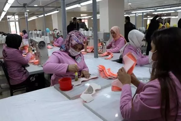 Gevaş'ta 300 kişinin istihdam edildiği fabrika törenle açıldı Gevaş'ta 300 kişinin istihdam edildiği fabrika törenle açıldı