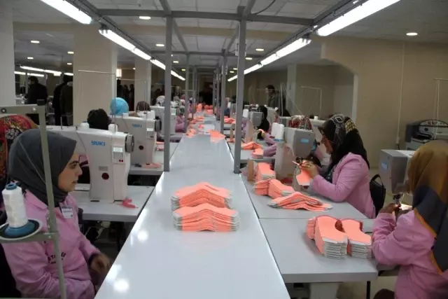 Gevaş'ta 300 kişinin istihdam edildiği fabrika törenle açıldı Gevaş'ta 300 kişinin istihdam edildiği fabrika törenle açıldı