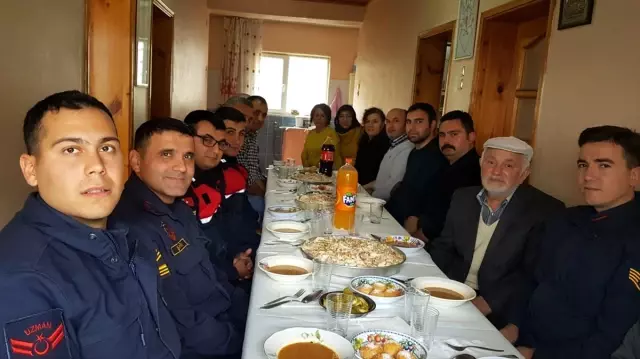 Gönüllüler şehit aileleri ile bir araya gelerek acılarını paylaşıyor