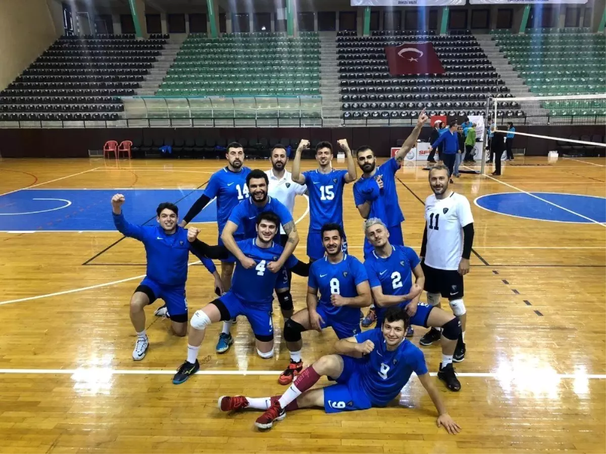 Karacabey Belediyespor Voleybol Takımı galibiyete odaklandı