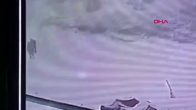 Kaybolan iki dağcının güvenlik kamera görüntüsü