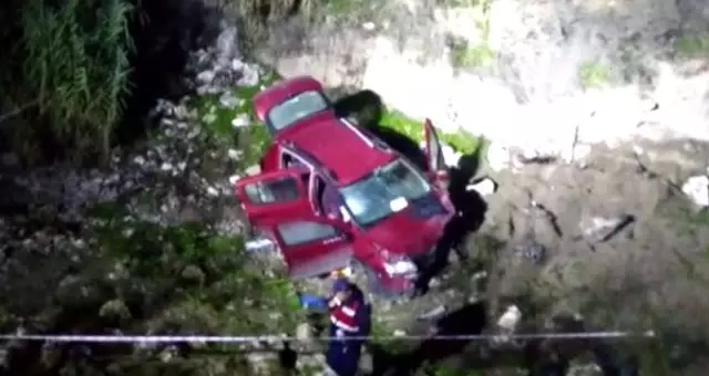 Manisa'da otomobiliyle 10 metreden dereye uçan muhtar hayatını kaybetti Manisa'da otomobiliyle 10 metreden dereye uçan muhtar hayatını kaybetti
