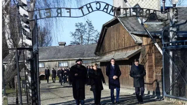 Merkel'den Auschwitz ölüm kampına ilk ziyaret