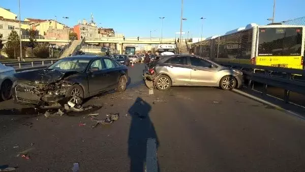 İstanbul Okmeydanı'nda meydana gelen trafik kazasında 2 kişi yaralandı, trafik yoğunluğu oluştu