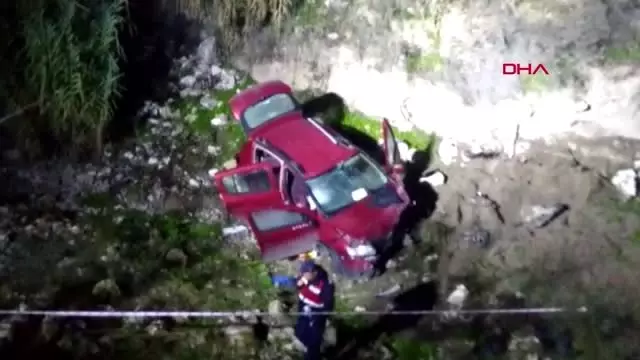 Manisa'da otomobiliyle 10 metreden dereye uçan muhtar hayatını kaybetti Manisa'da otomobiliyle 10 metreden dereye uçan muhtar hayatını kaybetti