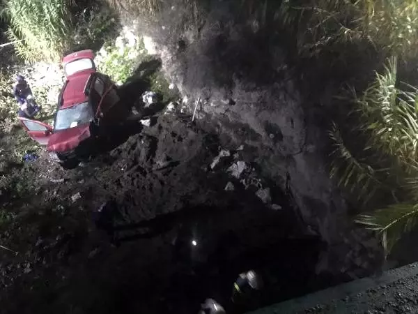 Otomobiliyle dereye uçan muhtar öldü Otomobiliyle dereye uçan muhtar öldü