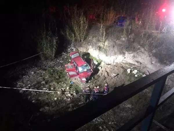 Otomobiliyle dereye uçan muhtar öldü Otomobiliyle dereye uçan muhtar öldü