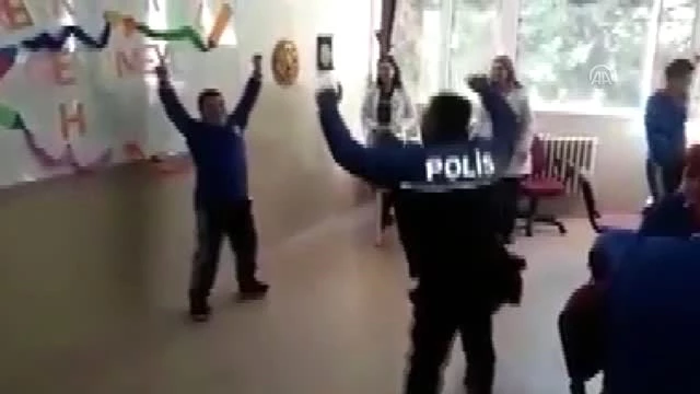 Polis memurunun down sendromlu öğrenciyle zeybek oynaması ilgi çekti