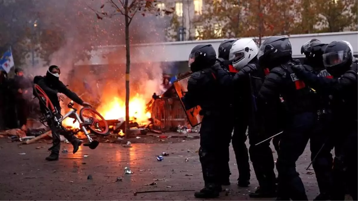 Türkiye'den Fransa'daki protestolar nedeniyle bu ülkeye yönelik seyahat uyarısı yapıldı