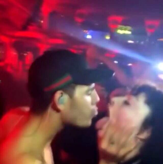 Rapçi Slowthai, gösterisinde bir kadın hayranının ağzına tükürdü