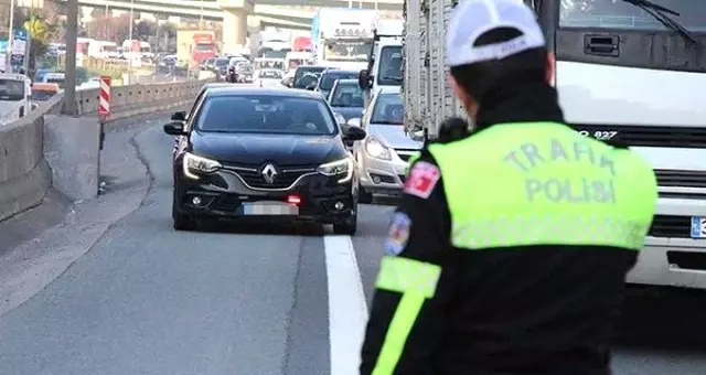 Sabaha karşı geçiş üstünlüğü maddesi değiştirildi! Artık vekiller kırmızı ışıkta geçebilecek Sabaha karşı geçiş üstünlüğü maddesi değiştirildi! Artık vekiller kırmızı ışıkta geçebilecek