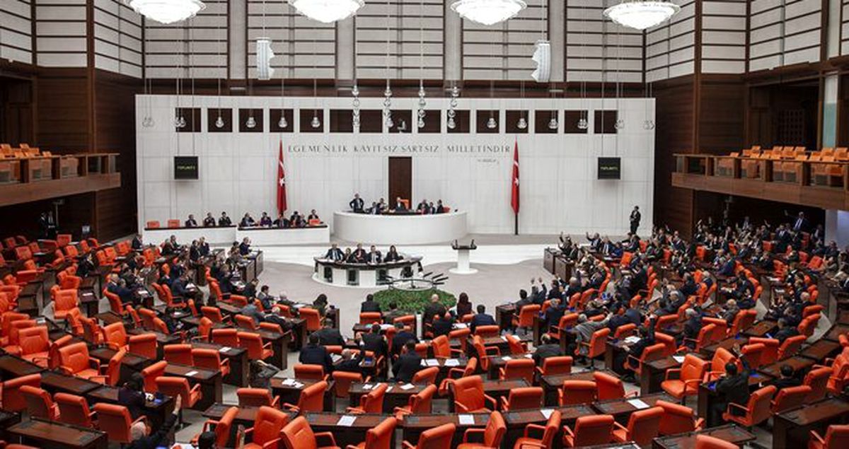 Sabaha karşı geçiş üstünlüğü maddesi değiştirildi! Artık vekiller kırmızı ışıkta geçebilecek