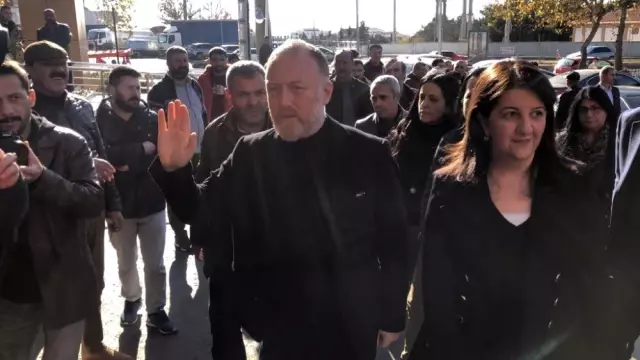 Selahattin Demirtaş'ın ailesi kaza geçirdi Selahattin Demirtaş'ın ailesi kaza geçirdi