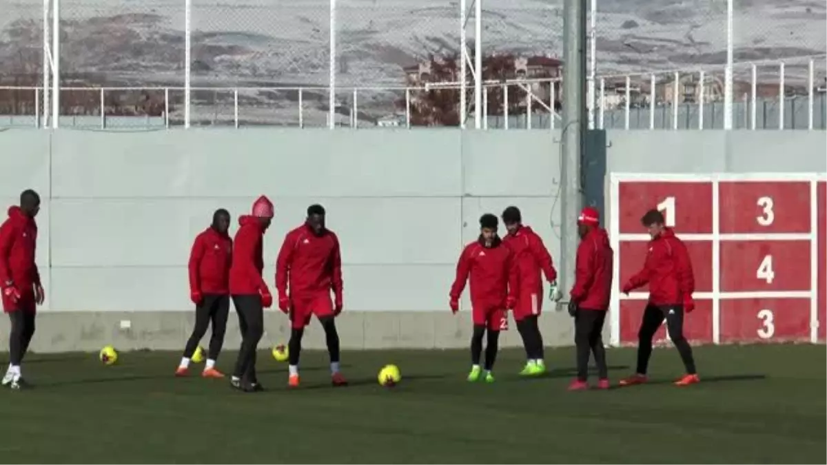 Sivassporlu Arouna Kone: 'İnşallah ilk yarıyı lider bitiririz'